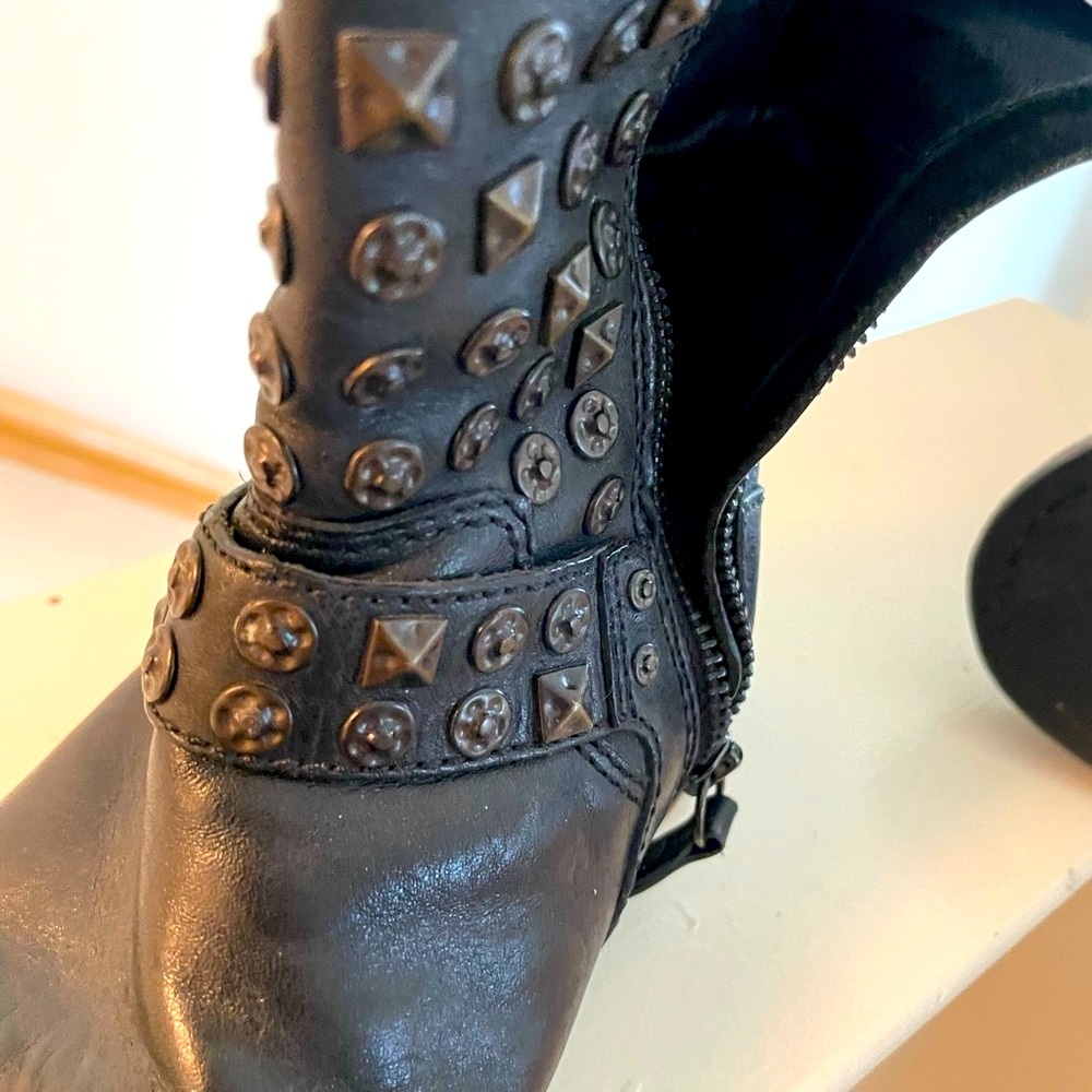 UGG Boots Flat 6.5 - Picture 8 of 9
